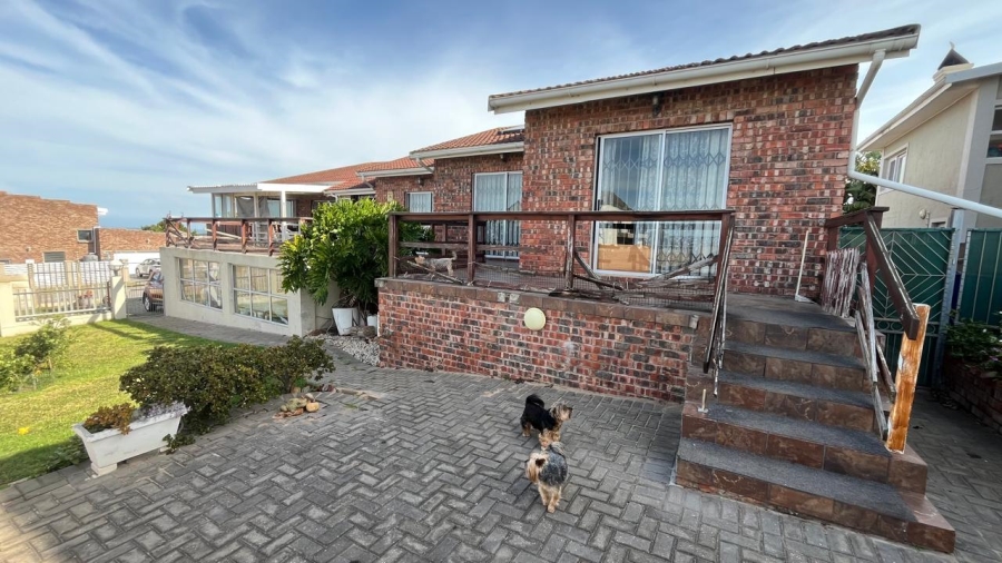 5 Bedroom Property for Sale in Wavecrest Eastern Cape
